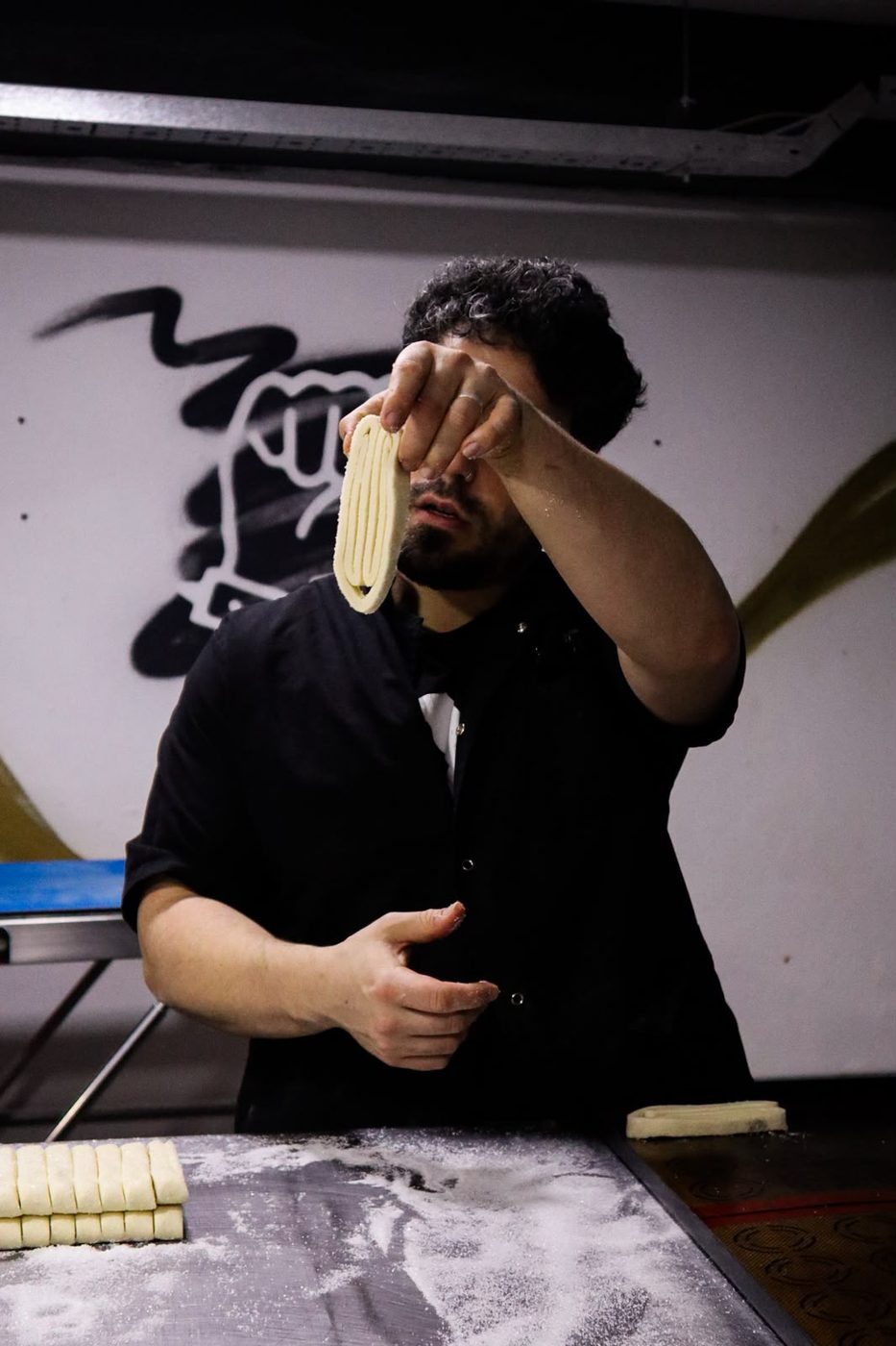 Nicolás mostrando una pieza de masa laminada