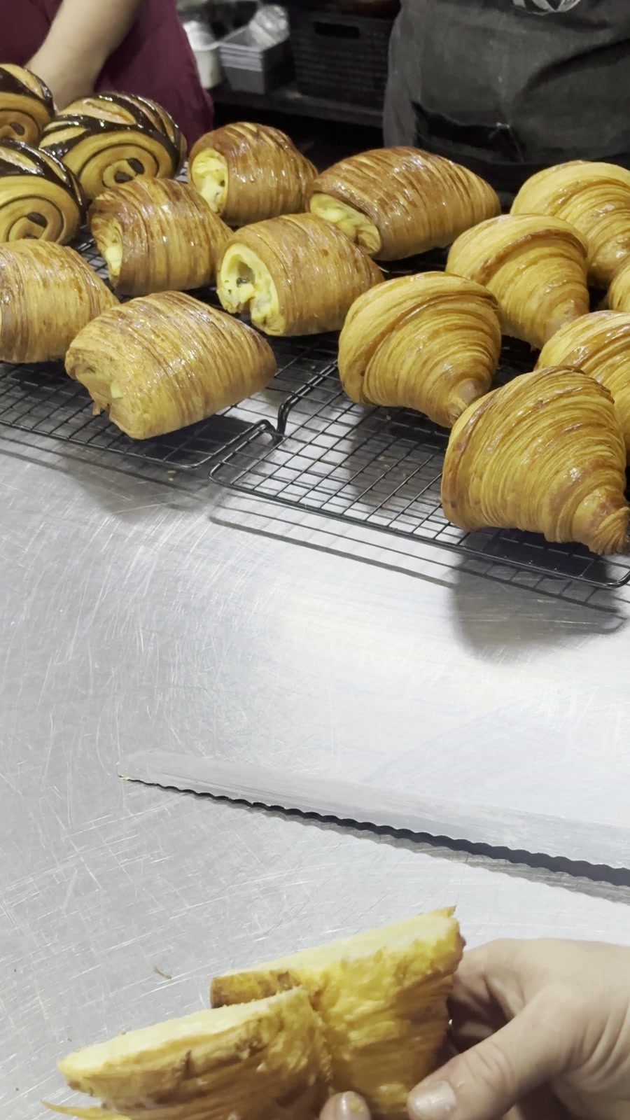 Croissants y pain au chocolat en la rejilla